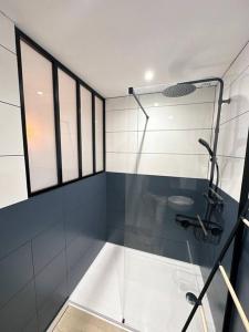 罗德兹/Sacré studio/Parking privé/Wifi的一间带玻璃淋浴间和水槽的浴室