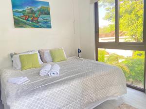 托拉Hacienda Iguana beach front Penthouse with swimming pools and ocean view的卧室配有白色床和毛巾