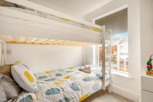 埃克斯茅斯Keeling的一间卧室配有双层床和窗户。