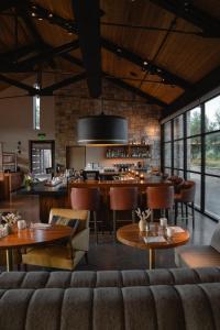 卡利斯托加Four Seasons Resort Napa Valley的一间带桌椅的餐厅和一间酒吧