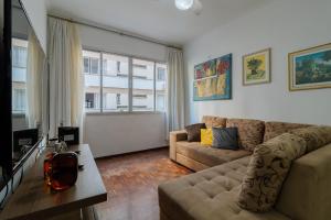 弗洛里亚诺波利斯SDF - Apartamentos lindos em Floripa-SC的客厅配有沙发和桌子