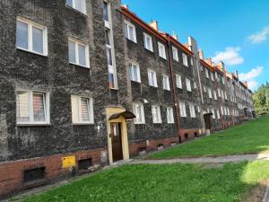 博古舒夫-戈尔采Apartament "Konie i anioły"的一座拥有一排窗户的大型砖砌建筑