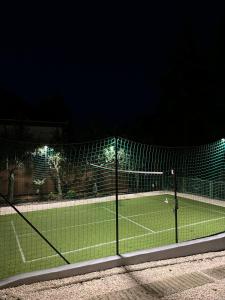 保拉德Parádka - Toscana Villa的夜间有灯光的网球场