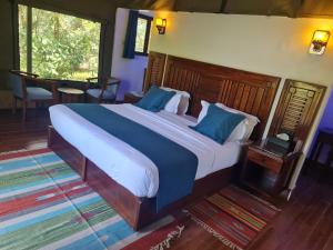 纳库鲁Ol Muteita Lodge的一间卧室配有一张带蓝色枕头的大床