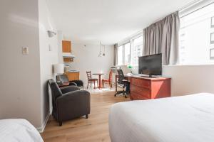 蒙特利尔拉贝尔套房酒店的酒店客房配有一张床和一张书桌及一台电视