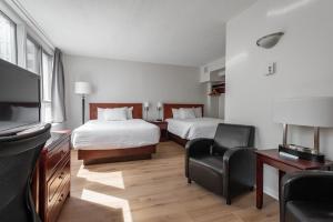 蒙特利尔拉贝尔套房酒店的酒店客房设有两张床和一台平面电视。