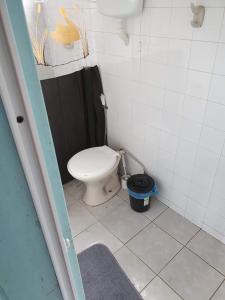 卡波布里奥Pousada do Goiano的一间带卫生间和桶的浴室