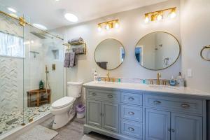 克利尔沃特Beautiful Beach Home的浴室配有卫生间、淋浴和盥洗盆。