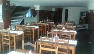 Pousada do Goiano餐厅或其他用餐的地方