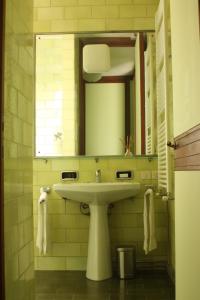 OggionoVilla Inella的一间带水槽和镜子的浴室