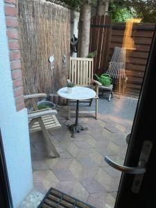 克雷费尔德Apartment mit Terrasse iP-TV Stellplatz的庭院设有2张长椅和桌椅