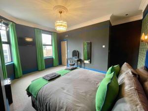 KentThe Bedford Inn的一间卧室配有一张带绿色窗帘的大床