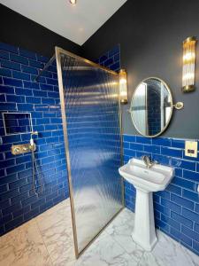 KentThe Bedford Inn的蓝色的浴室设有淋浴和水槽