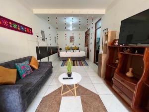 库斯科Cusco Rooms的客厅配有沙发和桌子