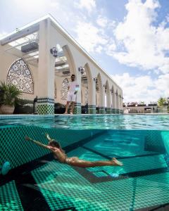 图卢姆Layla Tulum - Adults Only的躺在游泳池中的女人