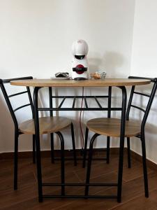 法尔科纳拉·玛里提马B&B la casa di Polly的一张桌子、两把椅子和咖啡壶