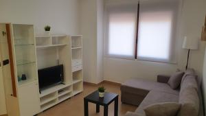 特鲁埃尔La Yecla Teruel的带沙发和电视的客厅