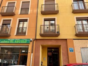 特鲁埃尔La Yecla Teruel的旁边带阳台的建筑
