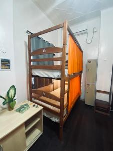 马瑙斯Aldeia Hostel的客房配有双层床和书桌。