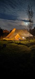 LabroyeAu Pied Du Trieu, the glamping experience的夜晚在田野里的一个大帐篷