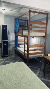马瑙斯Aldeia Hostel的客房设有两张双层床和一张床。