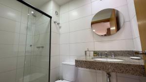 阿瓜斯克拉腊斯Apartamento sofisticado no DF Plaza的浴室配有卫生间、盥洗盆和淋浴。