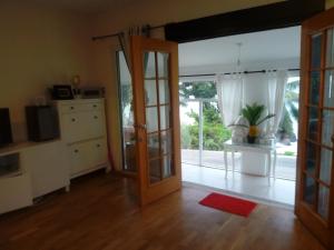 Anse Etoilecaranavilla的客厅设有一扇门,可通往厨房
