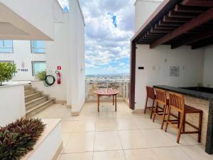 帕尔马斯PALMAS EXPERIENCE - APARTAMENTO BRISA, melhor localização的设有一个配有桌椅并享有美景的阳台。