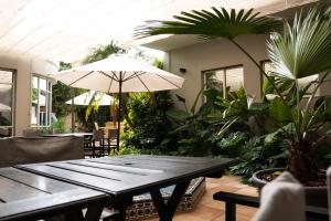 胡宁Hotel Copahue的天井配有桌子、雨伞和植物