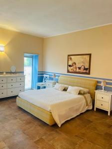 Villanova dʼAstiLa valle incantata的一间卧室配有一张特大号床和2个床头柜