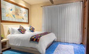 图卢姆Niwa Tulum的卧室配有白色的床和窗户。