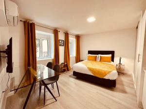 丰沙尔Living Funchal iNN的一间卧室配有一张床和一张玻璃桌