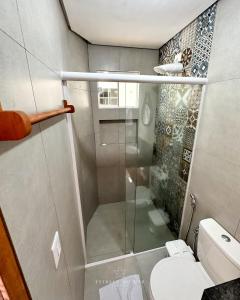 巴拉格兰德Pousada Estrela do Mar的一间带卫生间和玻璃淋浴间的浴室