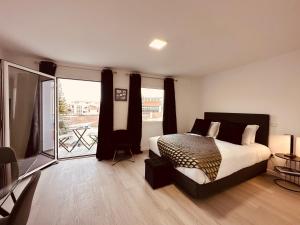 丰沙尔Living Funchal iNN的一间卧室设有一张床和一个阳台