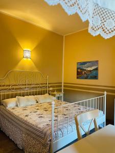 Villanova dʼAstiLa valle incantata的卧室配有白色的床和黄色的墙壁