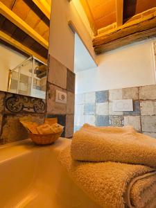 Villanova dʼAstiLa valle incantata的浴室设有浴缸,上面有篮子