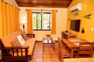 圣佩德罗美丽海岛游艇俱乐部的客厅配有沙发和桌子
