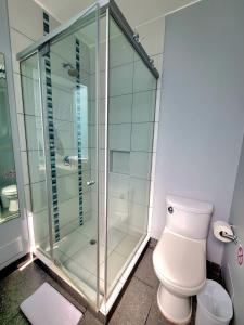 利马3B巴兰科基础别致住宿加早餐酒店的一间带玻璃淋浴和卫生间的浴室