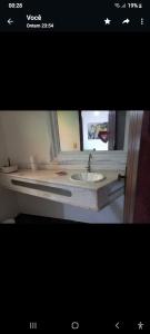 布希奥斯Suite Dupla em Búzios的一间带水槽和镜子的浴室
