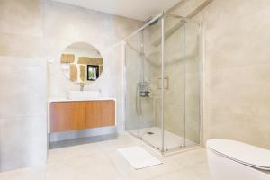 洛里加Loriga View Apartments的带淋浴和盥洗盆的浴室