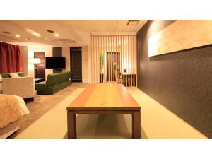 福井Centurion Hotel Villa Suite Fukui Ekimae - Vacation STAY 34650v的客厅,中间配有桌子