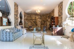 希利特拉Hotel Paraíso Encantado的带沙发和石墙的客厅