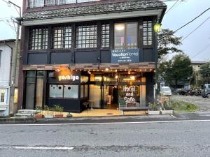 草津Kawamura Building 3F - Vacation STAY 47042v的街道边有商店的建筑物