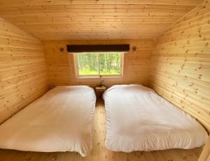 山中湖村lamp, Yamanaka - Vacation STAY 54613v的小型客房 - 带2张床和窗户