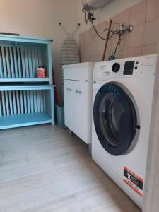 托雷戴科尔萨里Villa Margherita vista mare的洗衣房内的洗衣机和烘干机
