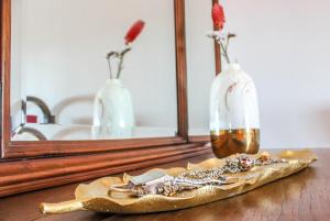 贝尔蒙特Fonte da Rosa Guest House的一张带镜子的桌子和一个花瓶