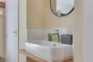 莫尔登Josua Medieval Living Maldon的浴室设有白色水槽和镜子