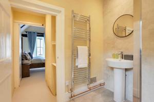 莫尔登Josua Medieval Living Maldon的一间带水槽和镜子的浴室