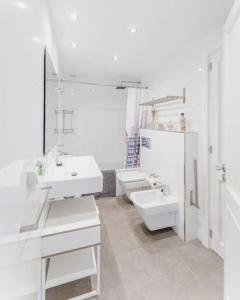 阿尔库迪亚CASA PRINCESA的白色的浴室设有两个盥洗盆和镜子