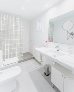阿尔库迪亚CASA PRINCESA的白色的浴室设有2个盥洗盆和1个卫生间。